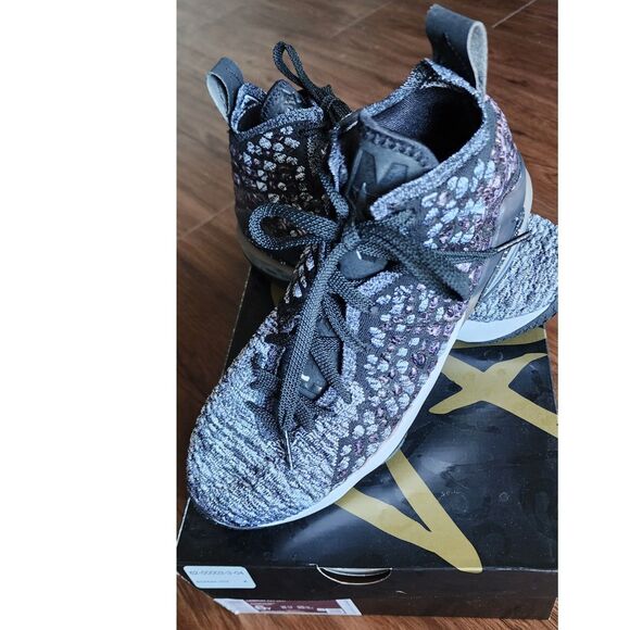 NWTWB - LEBRON XVII GS BIG BOYS 6Y - BLACK - Picture 2 of 4